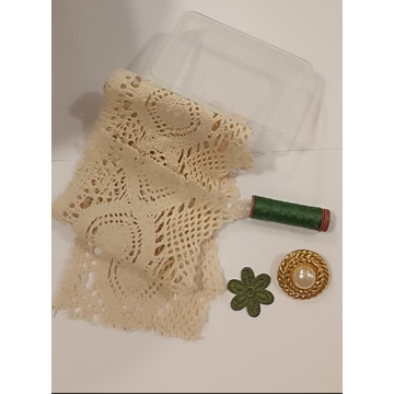 Caja vintage, con puntilla, aplicación, botón e hilo - Imagen 1