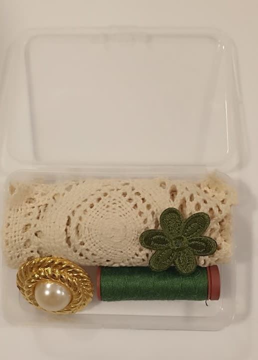 Caja vintage, con puntilla, aplicación, botón e hilo - Imagen 2