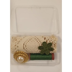 Caja vintage, con puntilla, aplicación, botón e hilo - Imagen 2