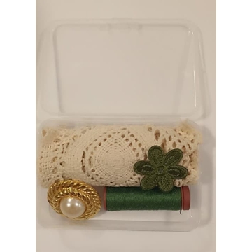 Caja vintage, con puntilla, aplicación, botón e hilo - Imagen 2