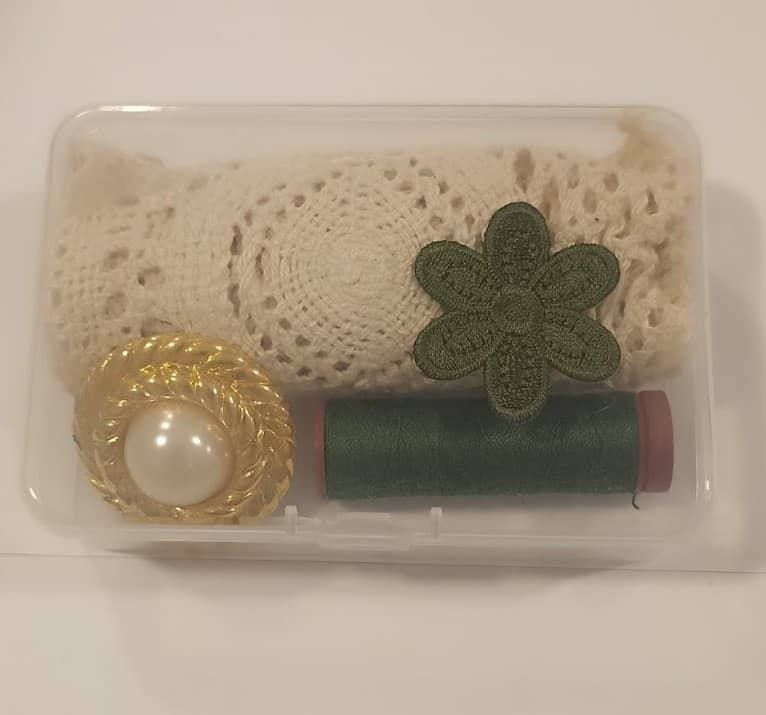 Caja vintage, con puntilla, aplicación, botón e hilo - Imagen 3