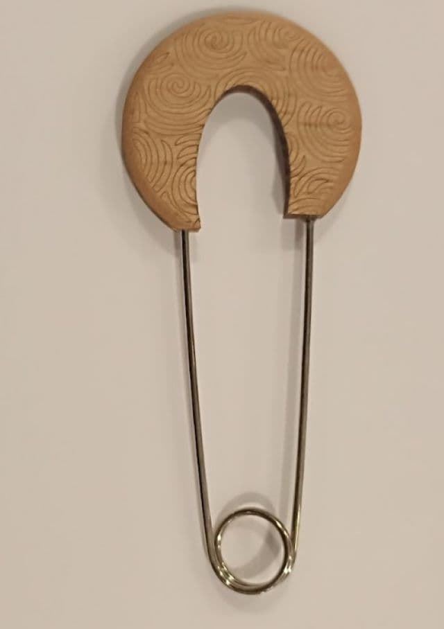 Imperdible de madera natural tallada - Imagen 1