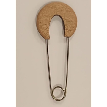 Imperdible de madera natural tallada - Imagen 1